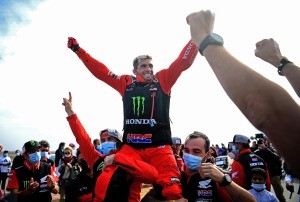 Kevin Benavides, en motos, y Manuel Andújar, en cuatriciclos, son campeones en el Rally Dakar | Deportes