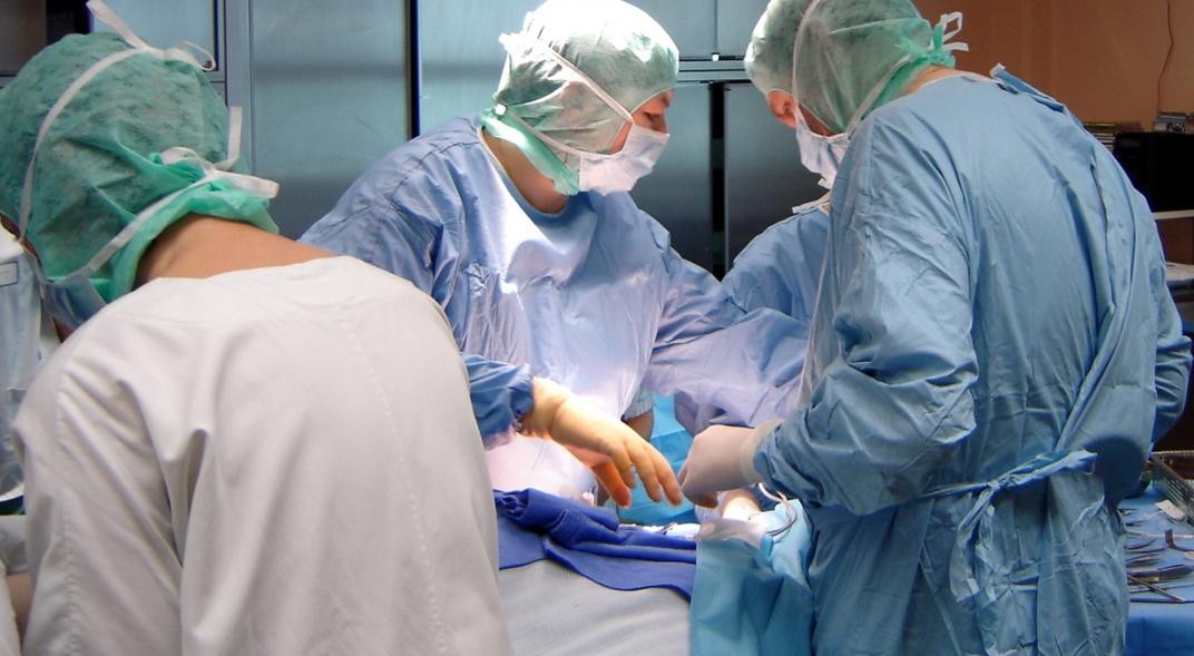 Francia realiza doble trasplante de brazos y hombros en un paciente islandés | Internacionales
