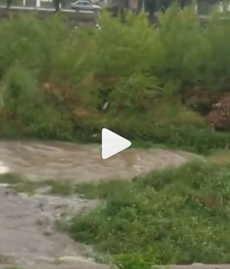 Video impactante: el momento justo en el que se produce la crecida del río en Cosquín | Córdoba