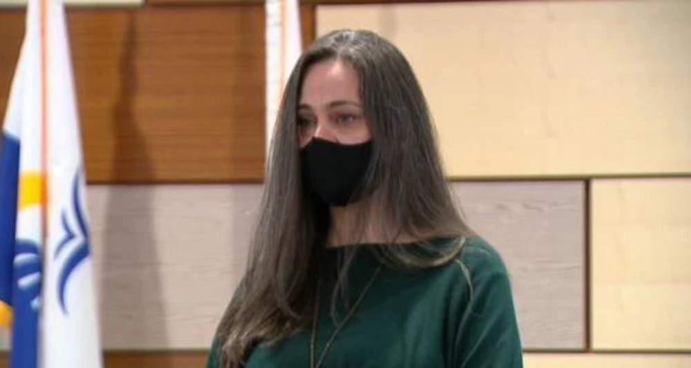 Recompensan a moza "heroína" que salvó con una nota a un nene de sus padres maltratadores | Internacionales