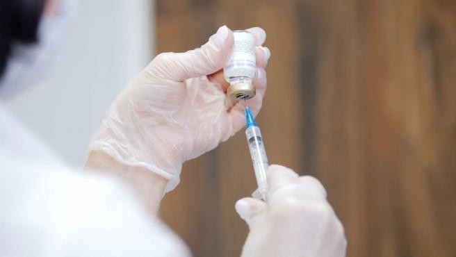 Moderna investiga un lote de vacunas tras varias reacciones alérgicas en California | Actualidad