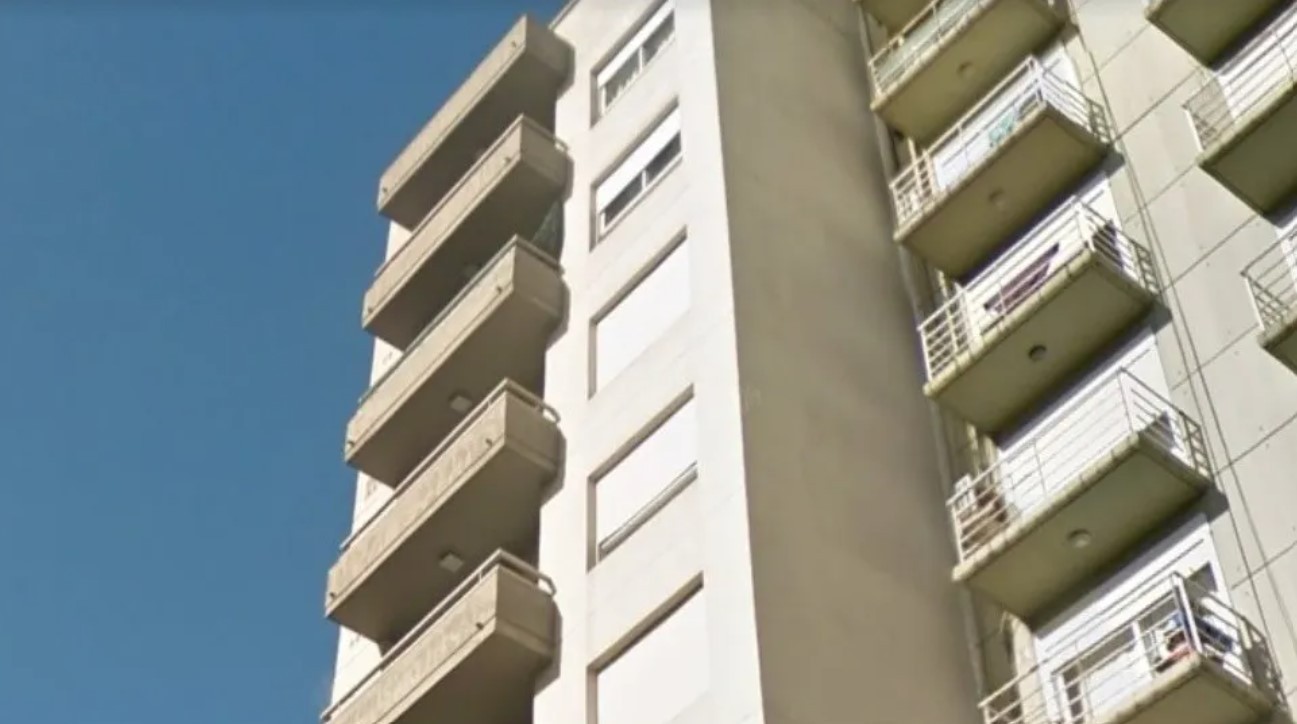 Una mujer cayó desde el balcón en La Plata: investigan si la tiraron | Actualidad