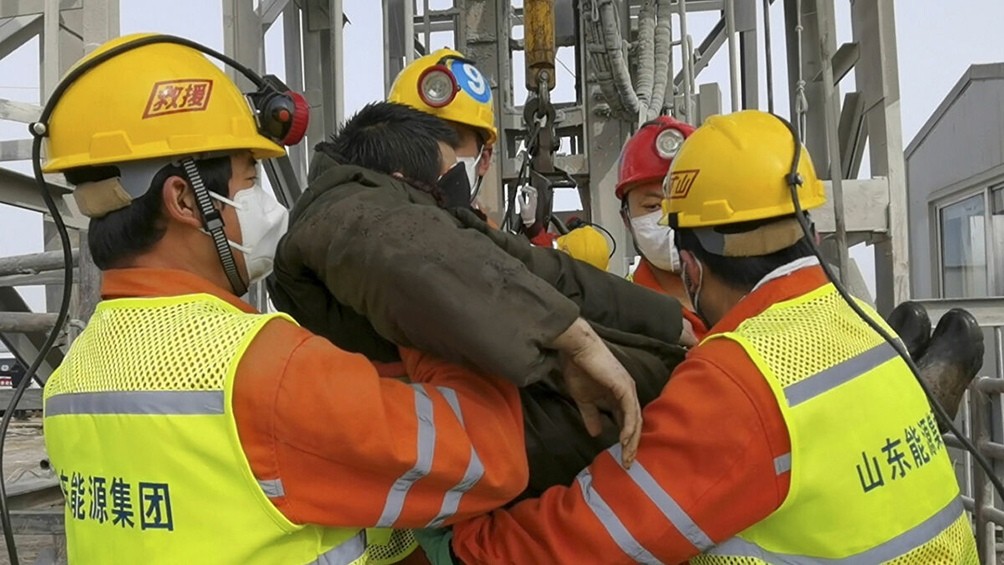 China: rescatan a once trabajadores atrapados desde hace dos semanas en una mina | Internacionales