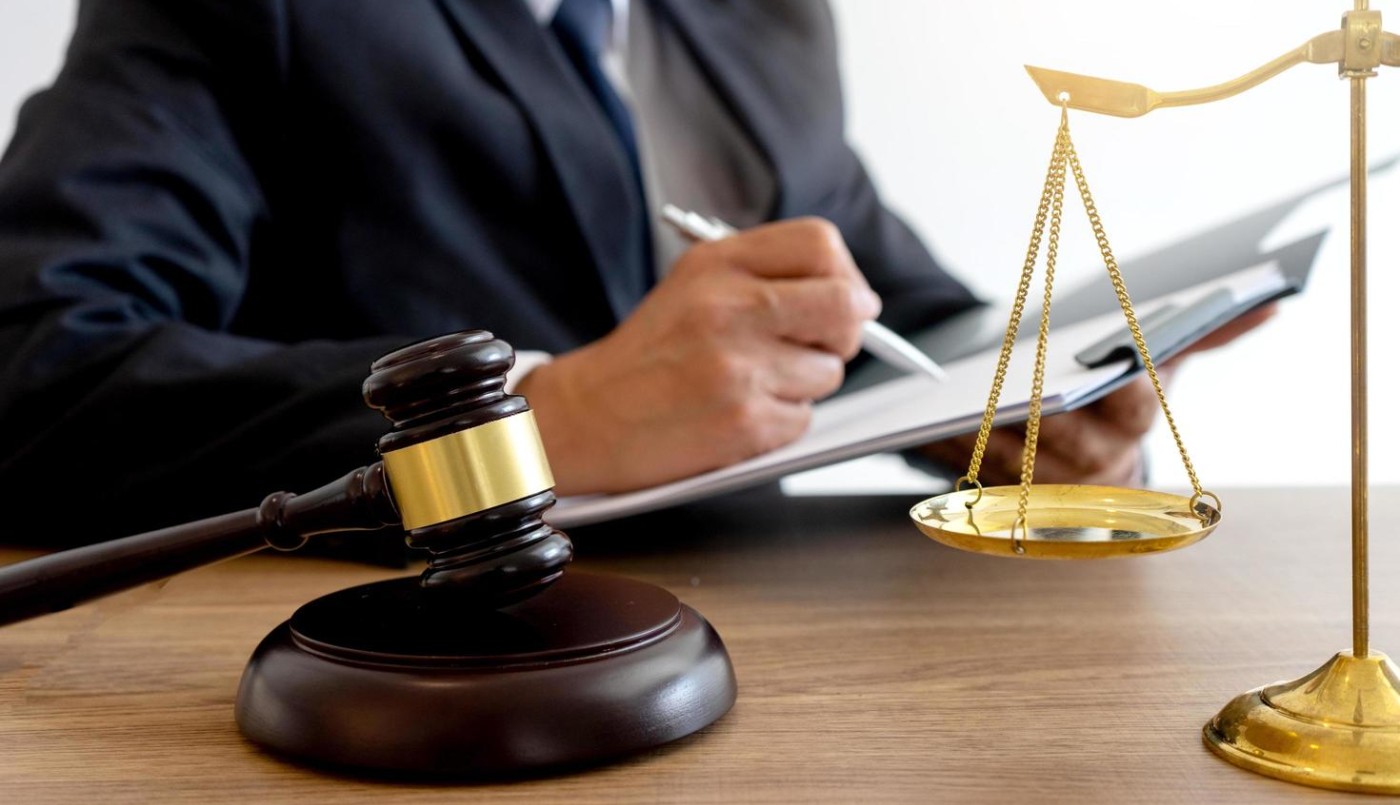 Suspenden a un abogado por asesor a una mujer para que mate a su ex y parezca legítima defensa | Internacionales