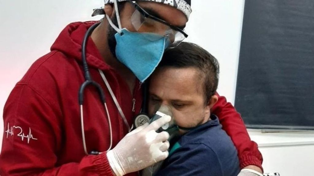 La foto conmovedora del enfermero que abraza a un joven con Síndrome de Down que tiene coronavirus | Internacionales