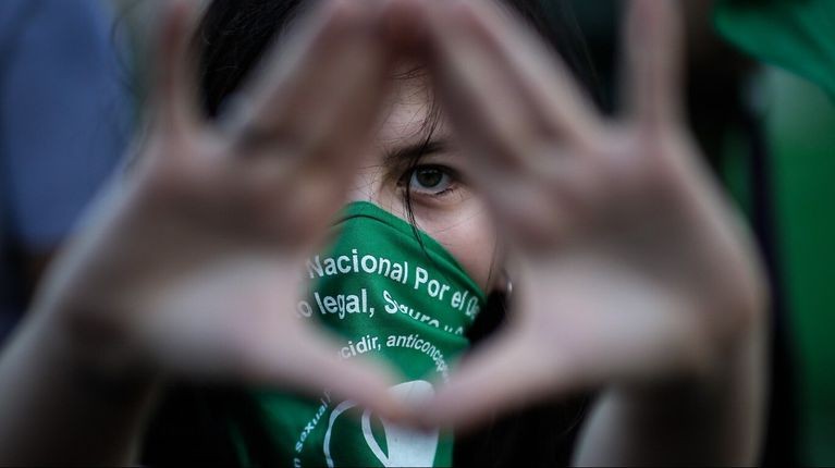 La golpearon e insultaron en un colectivo por tener un barbijo a favor del aborto legal | Actualidad