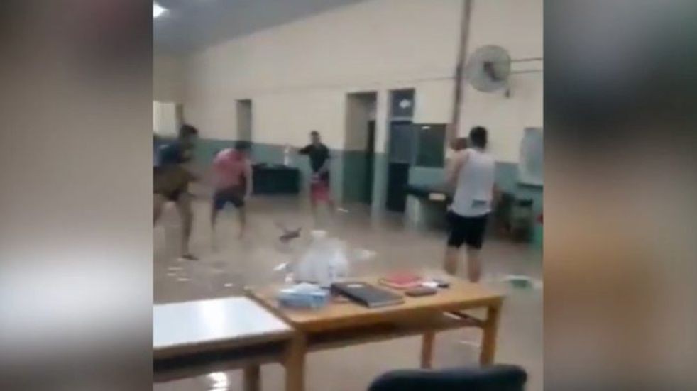 Video: se inundó un centro de aislamiento en Formosa y los pacientes tuvieron que sacar el agua | Actualidad