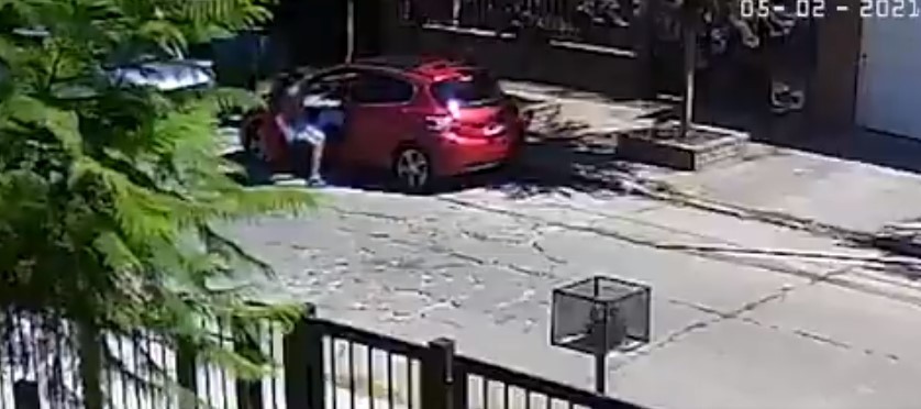 Violento asalto a la madre de una diputada: la empujaron del auto y tiraron sobre el asfalto | Actualidad