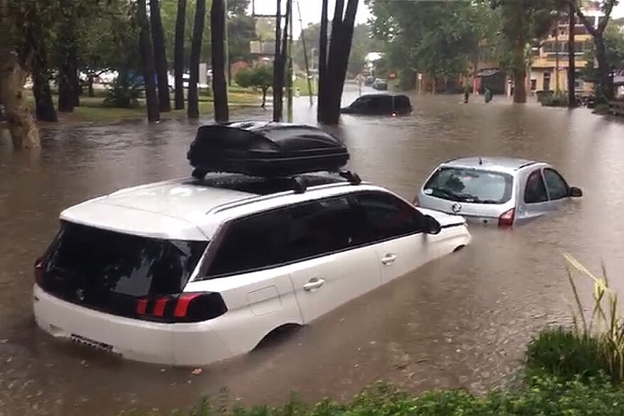 Impactantes imágenes del temporal en Pinamar: autos tapados por el agua | Telefe Noticias