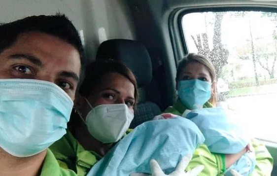 Fue al hospital por un dolor de estómago y dio a luz a gemelos | Actualidad