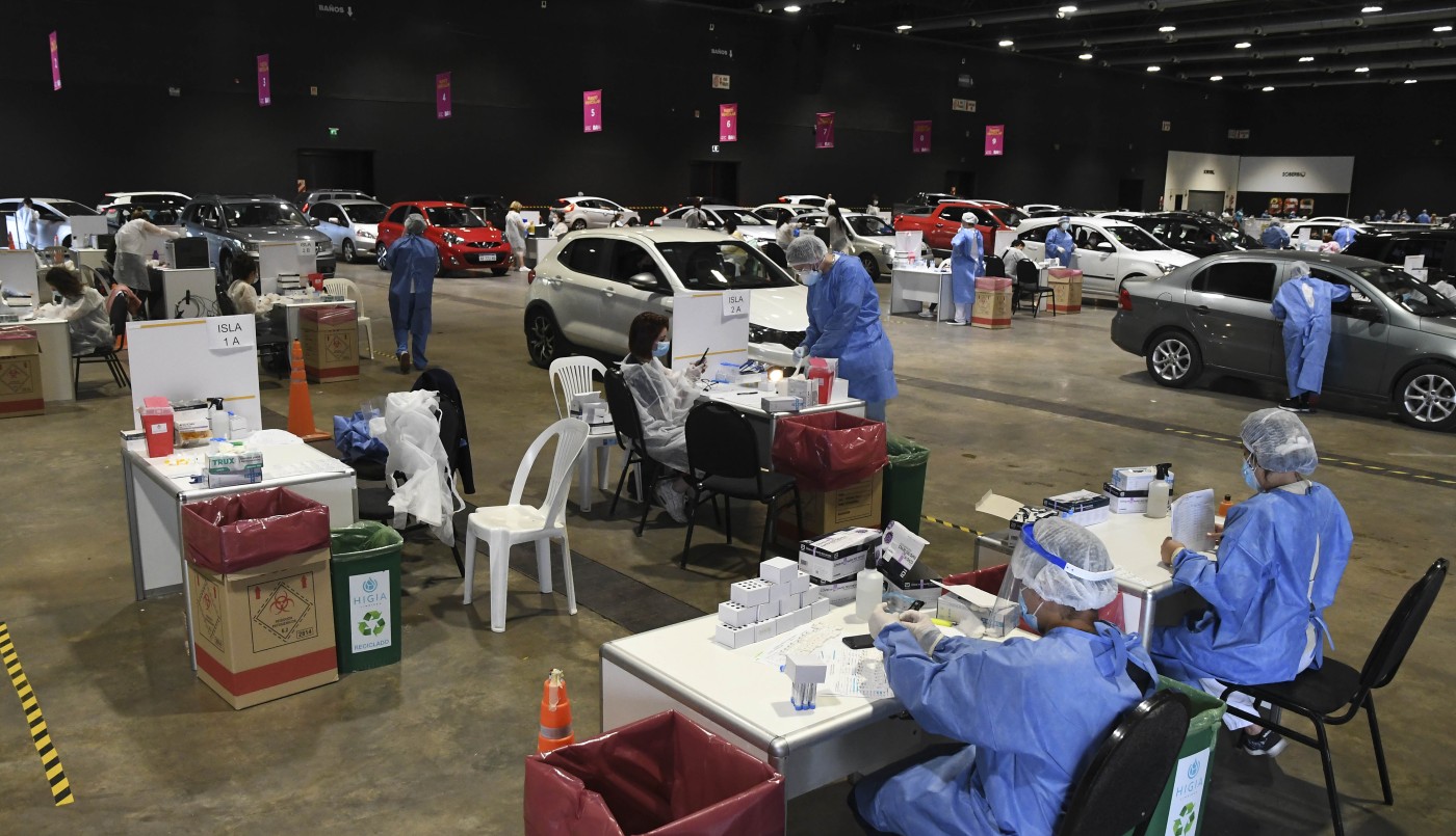 Largas colas en la Rural por el testeo a los que volvieron de sus vacaciones | Actualidad