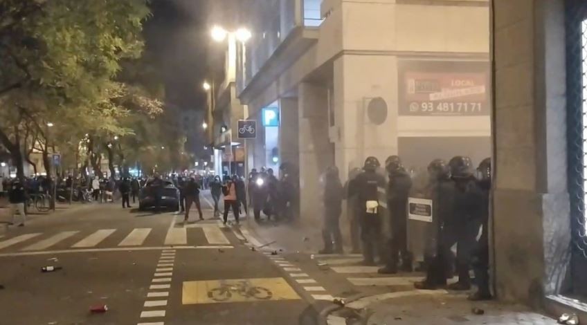 VIDEO: La detención de un rapero desató una ola de disturbios en Cataluña | Internacionales