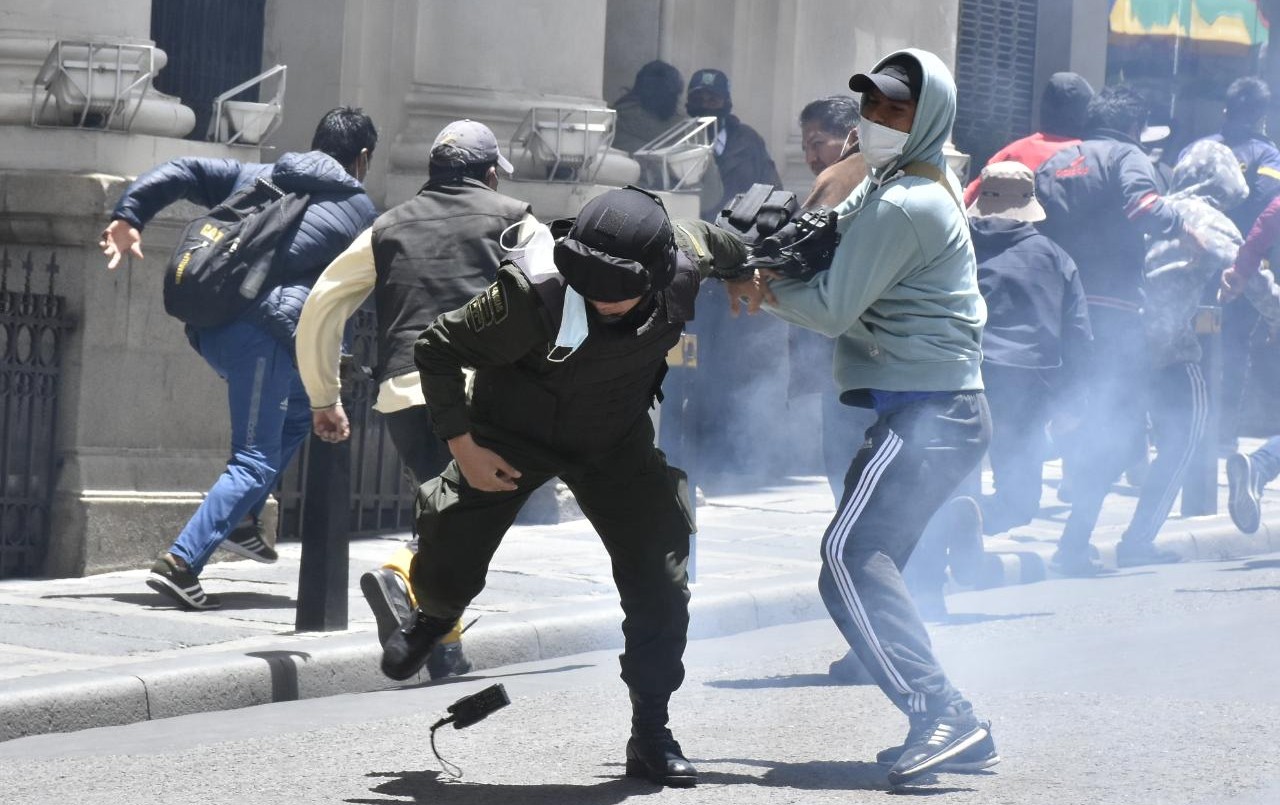 Cocaleros se enfrentaron con la Policía en una marcha en el centro de La Paz | Internacionales