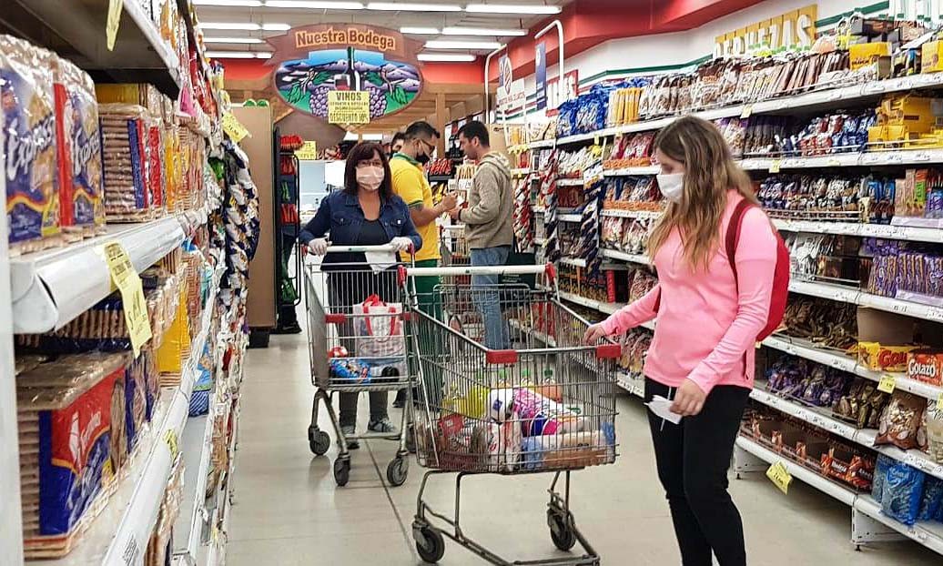 Un supermercado prohibía el uso de barbijos y murió uno de sus empleados | Internacionales