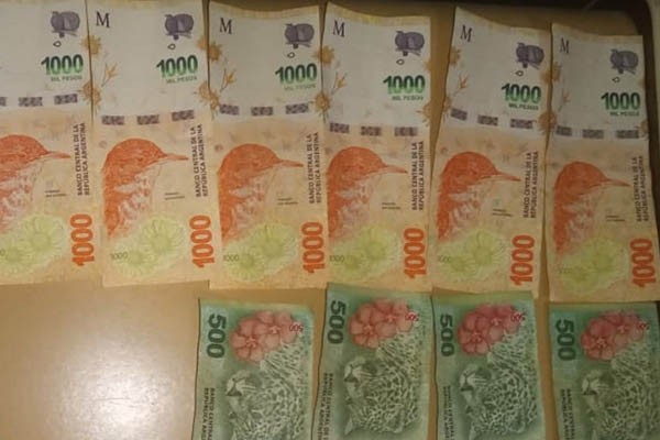 Insólito: se enojó por un control policial y arrojó dinero al aire | Córdoba