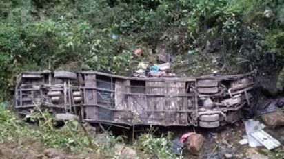 Al menos 20 muertos y 20 heridos tras caer un colectivo a un precipicio en Bolivia | Internacionales