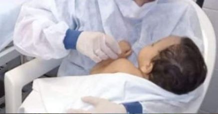 Buscan a familiares de un bebé que resultó herido en un accidente en el que murieron sus padres | Actualidad