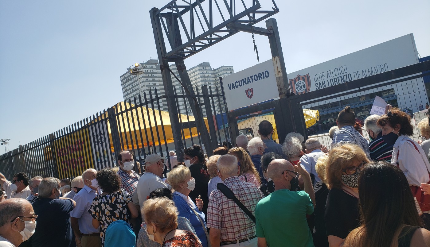 Largas colas y falta de distanciamiento, en el inicio de la vacunación a adultos mayores en CABA | Actualidad