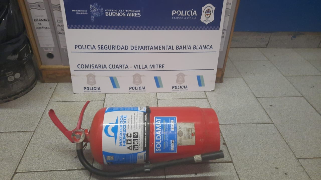 Día de furia: una joven lanzó un matafuego contra el auto de su pareja y arañó a una mujer policía | Actualidad