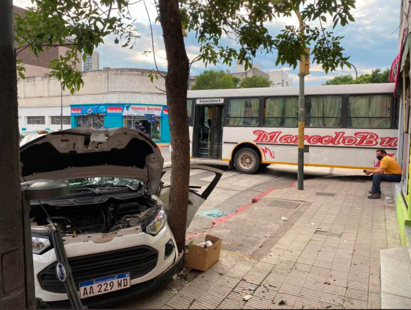 FOTOS: Tras un espectacular choque, un colectivo se incrustó en un kiosco | Córdoba