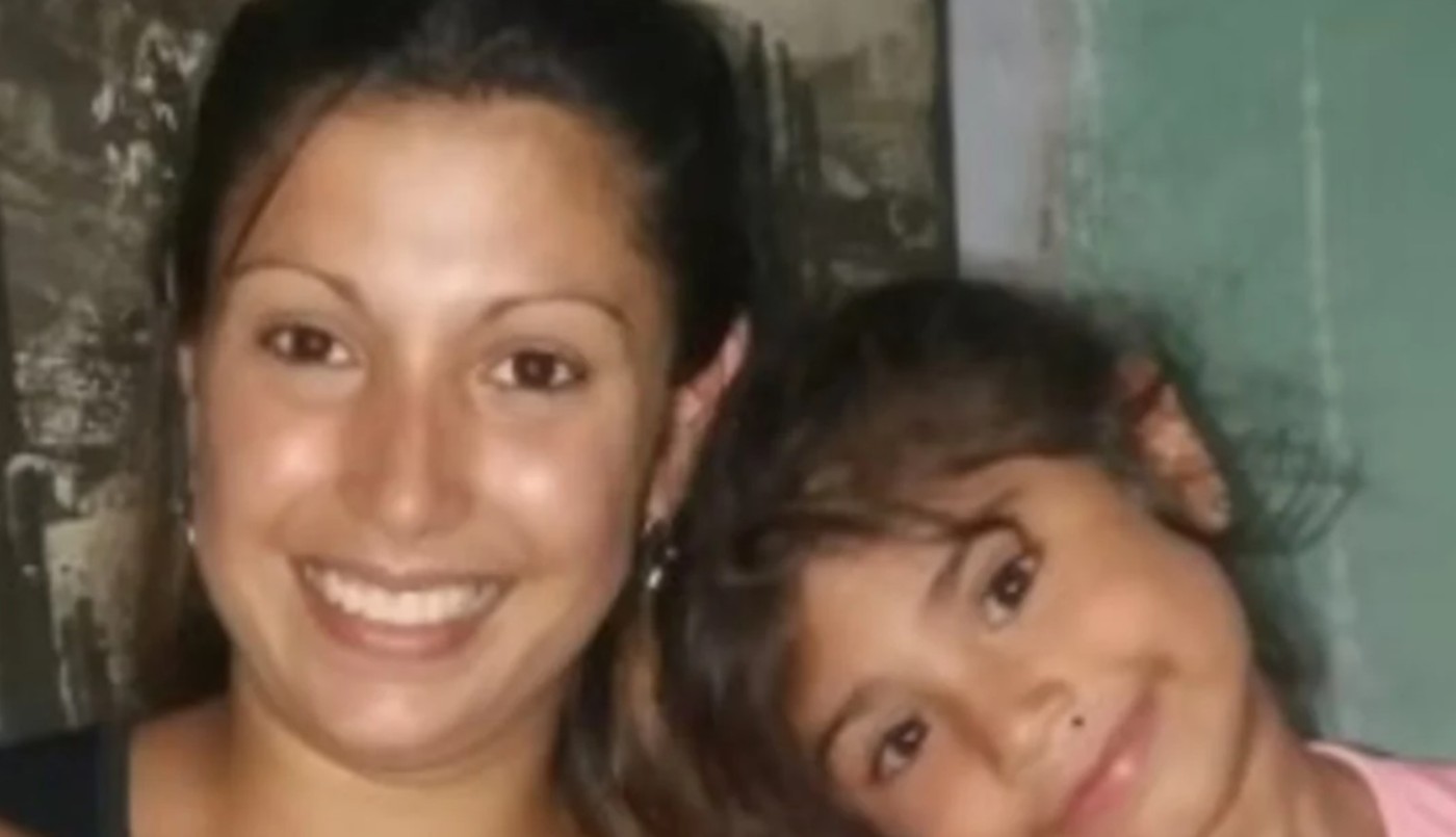 Un taxi chocó una moto con una familia entera:murieron una mujer y su hija de 5 años | Actualidad