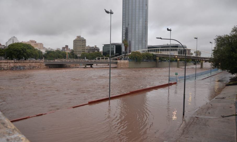 La "cola de novia" llega hasta la Costanera, que sigue cerrada a dos manos | Córdoba
