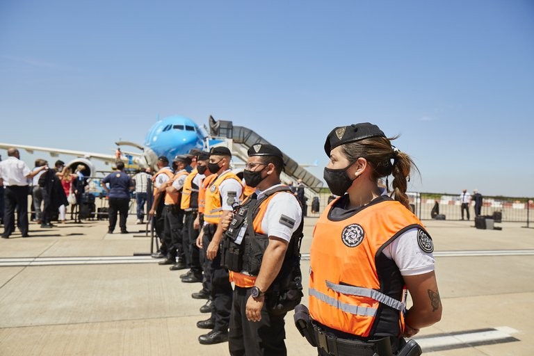 Por una demanda de un oficial trans, la policía podrá maquillarse, pintarse las uñas, usar barba y tatuajes | Actualidad