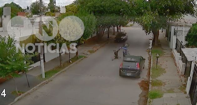 VIDEO: Hizo “willy” con la moto, se estrelló de frente contra un auto y salvó su vida | Córdoba