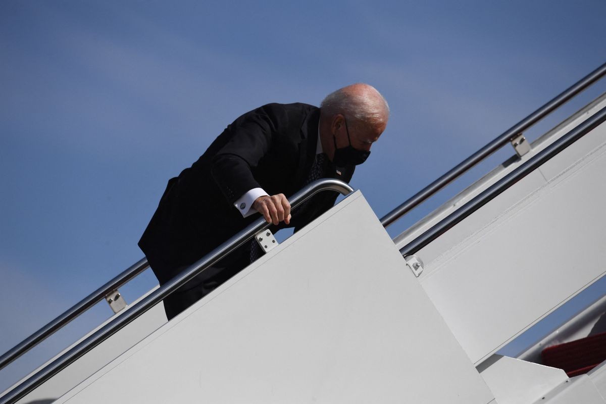 Video: la caída de Joe Biden mientras subía al avión presidencial | Internacionales