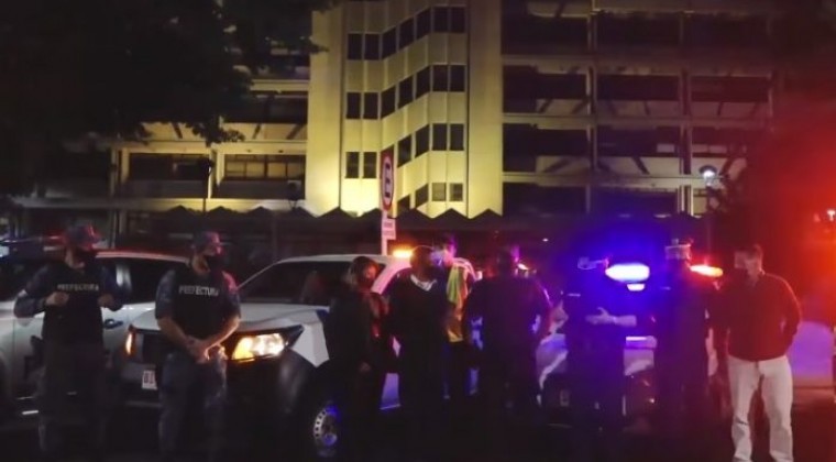 Uruguay revocó la residencia y expulsó del país a un argentino que organizó una fiesta clandestina | Internacionales