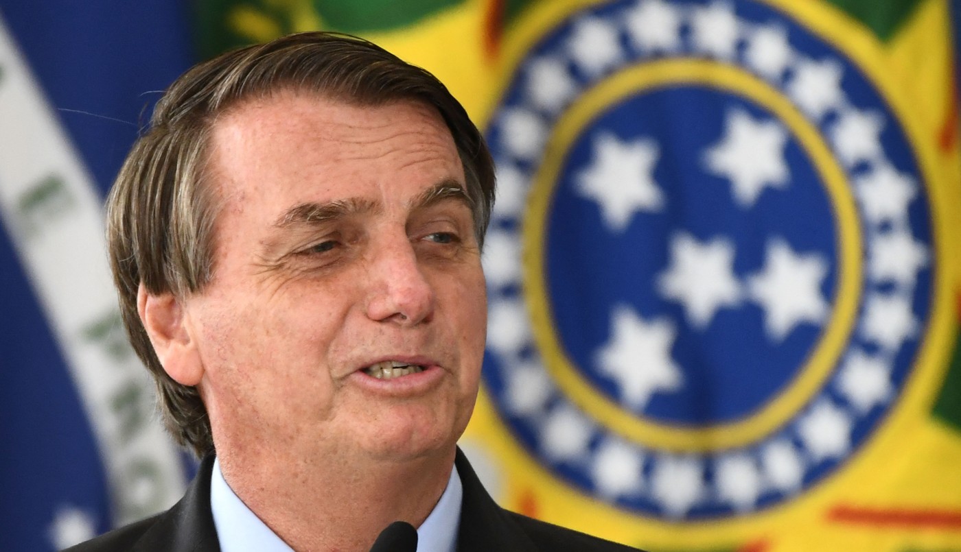 Bolsonaro repartió torta de cumpleaños luego de lavarse las manos en un estanque | Internacionales