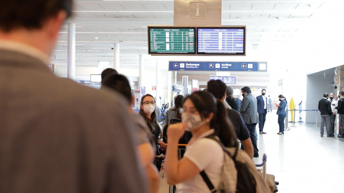 El Gobierno restringirá los viajes a Brasil y los argentinos que ingresen del exterior deberán pagarse el hisopado | Actualidad
