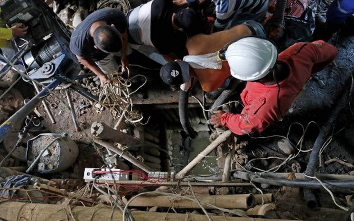 Intentan rescatar a 11 trabajadores atrapados por una inundación en una mina ilegal en Colombia | Internacionales