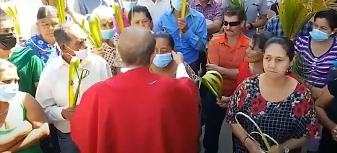 Un cura le arrancó el barbijo a una mujer: "No te va a cuidar de la muerte" | Internacionales