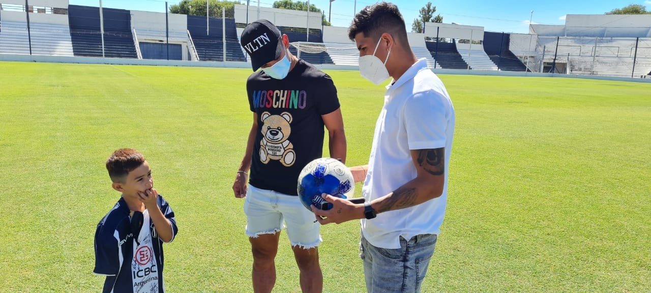 FOTOS: la emoción del niño que sufrió la amputación de un brazo al ser recibido por sus ídolos de Talleres | Deportes