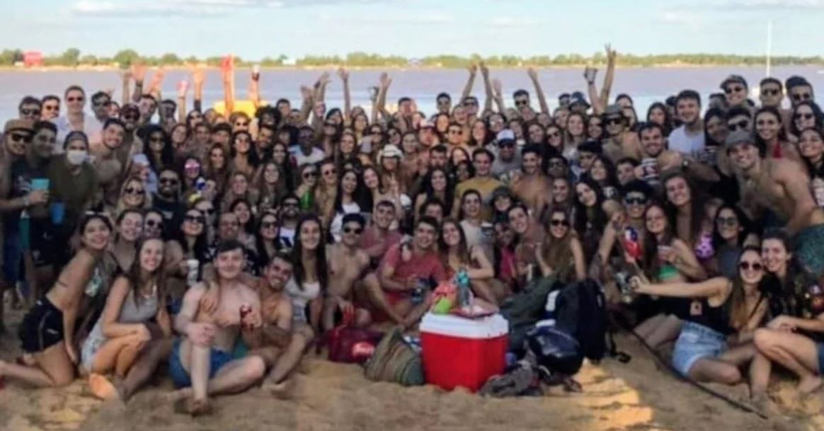 Polémica en Rosario por el festejo de futuros médicos en la playa sin barbijos ni distanciamiento | Actualidad