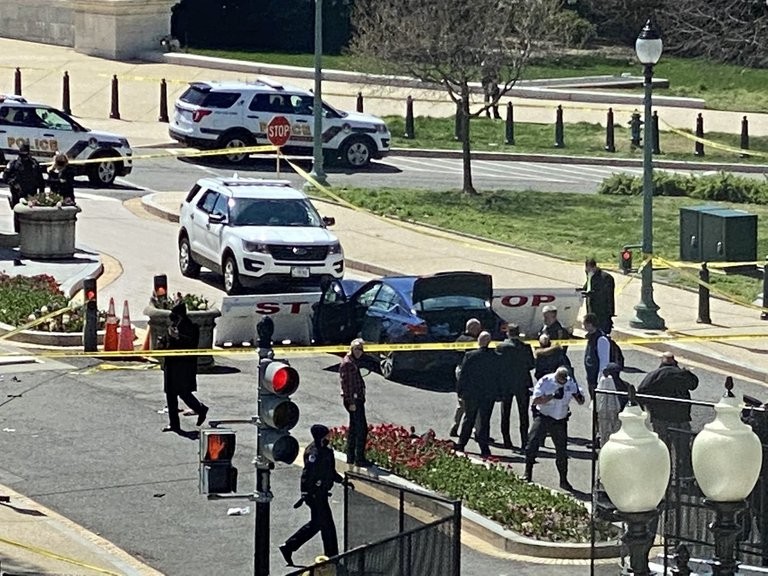 Estados Unidos: un auto intentó derribar una barricada frente al Capitolio | Internacionales