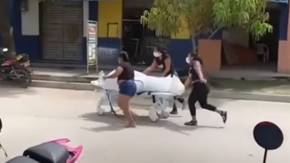Video: se robaron el cadáver de un hombre que murió de coronavirus y lo llevaron en camilla para sepultarlo | Internacionales