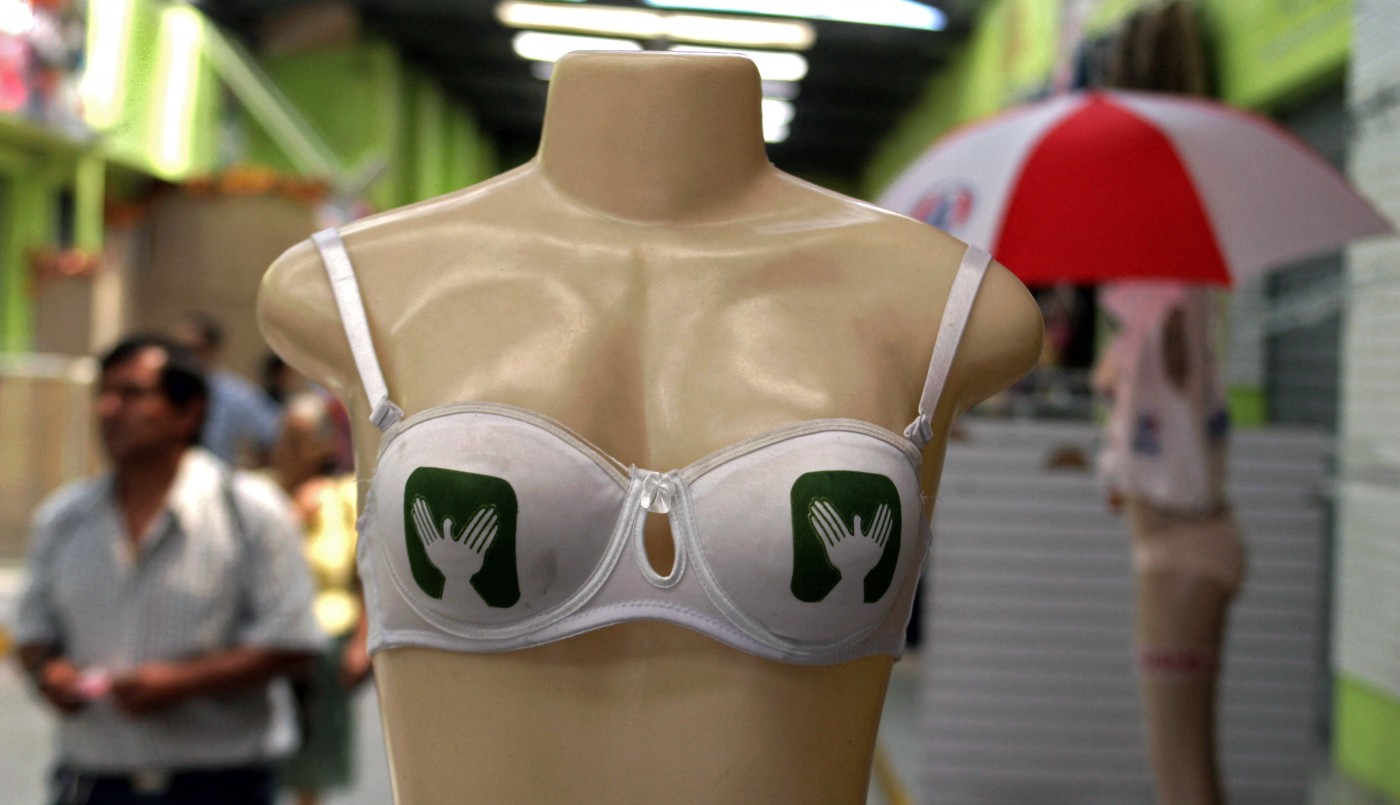 Nápoles: comerciantes protestaron contra el confinamiento mostrando lencería femenina | Internacionales