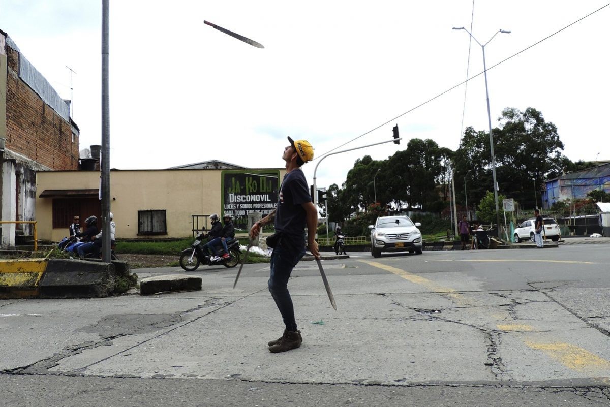 Deportación: echaron de Bolivia a argentinos que hacían malabares en los semáforos | Actualidad