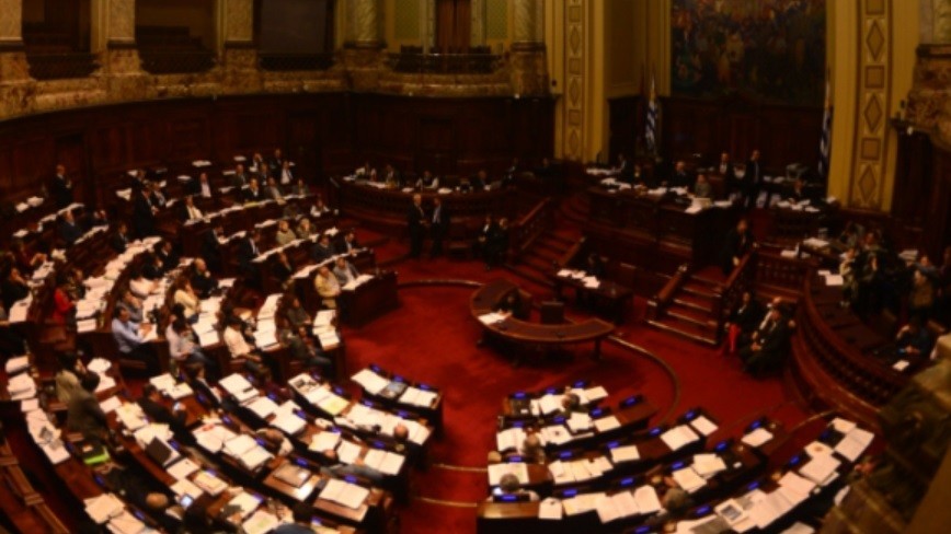 Para crear el "Fondo Covid", Uruguay aprueba un impuesto a los sueldos públicos y jubilaciones altas | Internacionales