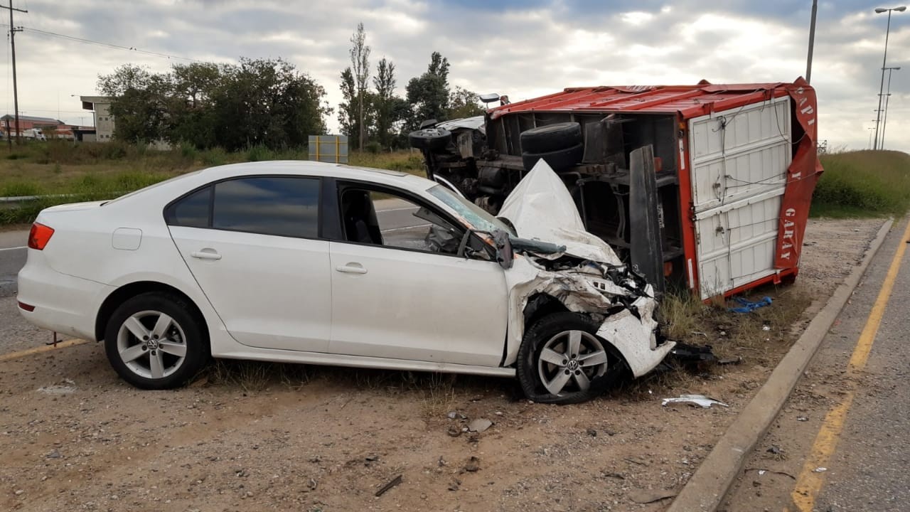 Choque con heridos y un camión volcado en la entrada al Mercado de Abasto | Córdoba