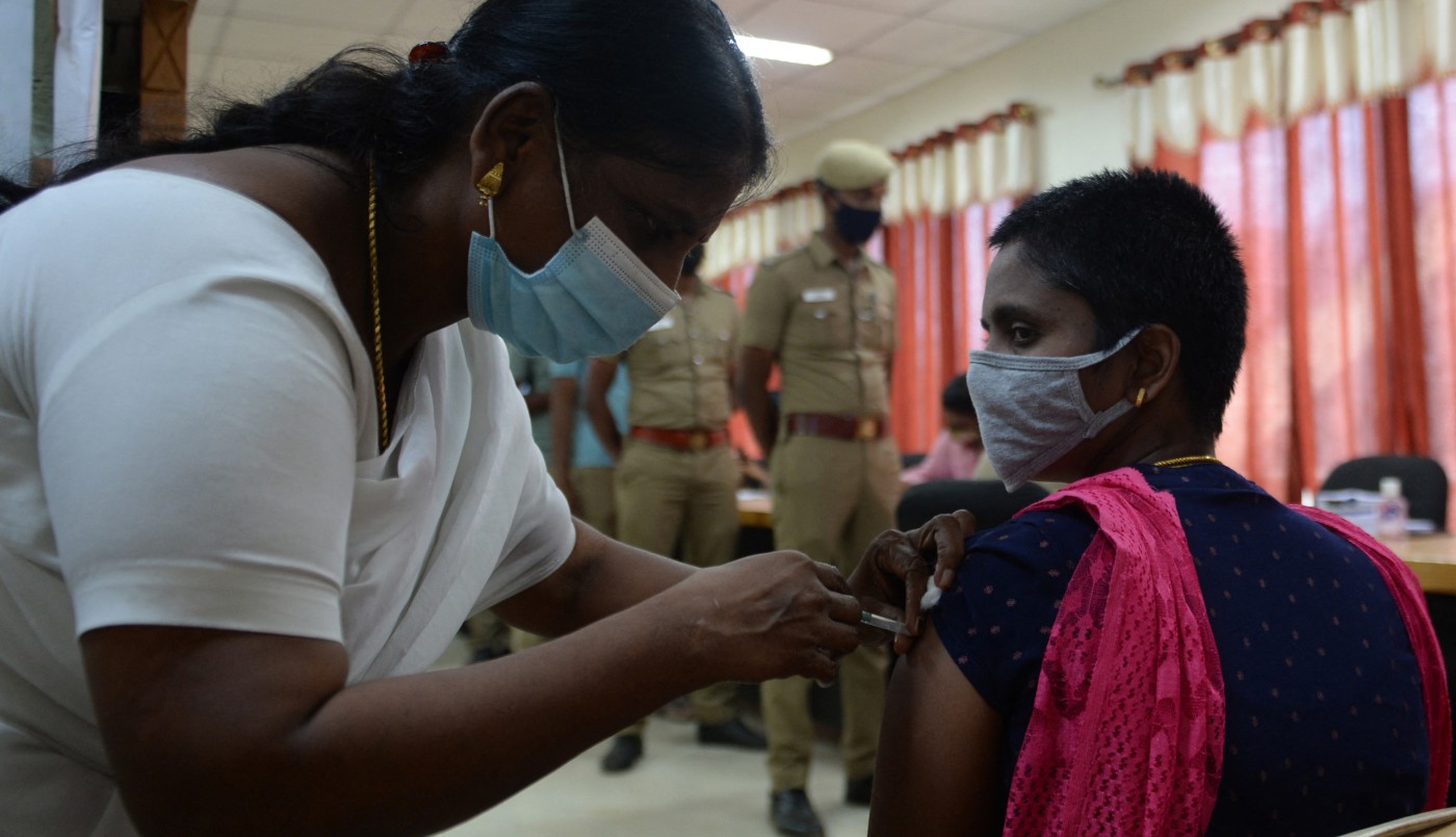 India confina a su capital y abre la vacunación contra el coronavirus a todos sus adultos | Internacionales