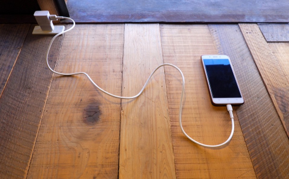 Un bebé de 8 meses murió electrocutado al morder el cable del cargador de un celular | Internacionales