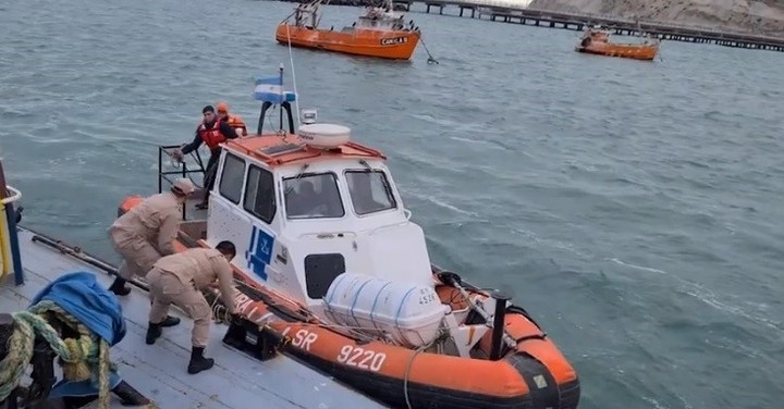 Buscan a tres kayakistas que se internaron en el mar en la costa de Chubut | Actualidad