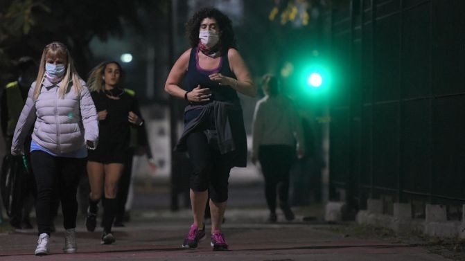 Unos 20 minutos de ejercicios al día puede proteger contra los casos graves de coronavirus | Salud