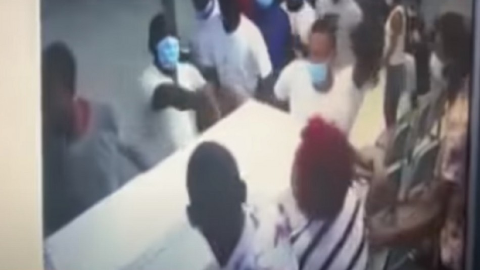 Video: se roban el ataúd de su amigo en pleno velorio | Internacionales