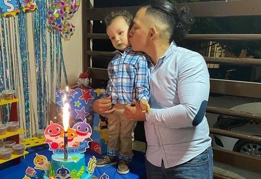 El papá que se hizo cargo de su hijo tras un aborto fallido de su ex pareja | Internacionales