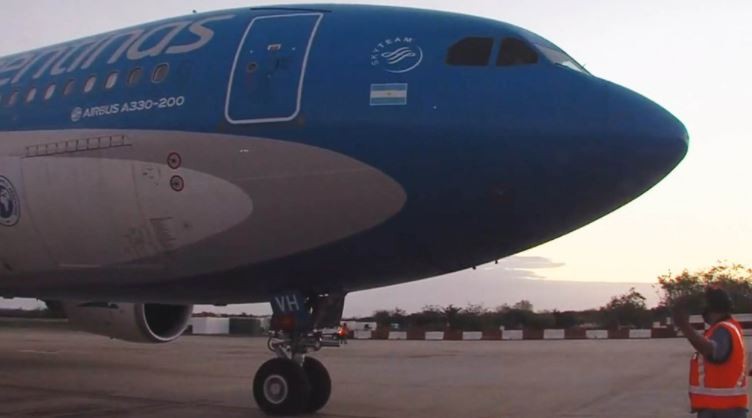 Llegó el primero de los tres vuelos que traerán dosis de Sinopharm | Actualidad