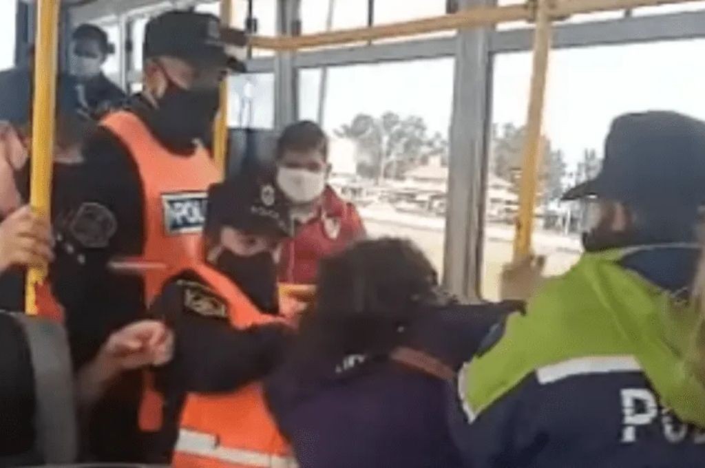 Video: la policía bajó a la fuerza a una mujer del colectivo porque no tenía permiso para viajar | Actualidad